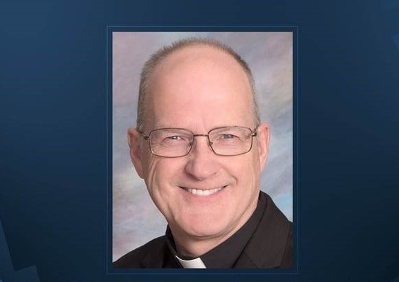 قەشەیەک بەهۆی تۆمەتی دەستدرێژیی سێکسی، پێش دەستبەکاربوونی دەستیلەکارکێشایەوە