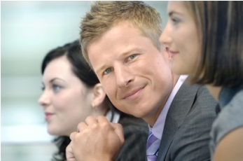 لەبەر ئەوەی حەزی لە مێردی خوشكەكەیەتی، بەتەڵاقدانی دەدا