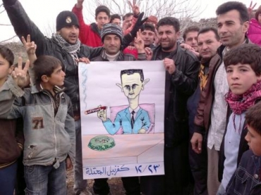 دانیشـتوانی حومس خۆپـیشـاندان ده‌که‌ن له‌ کاتی سه‌ردانی چاودێران بۆ شـاره‌که‌یان