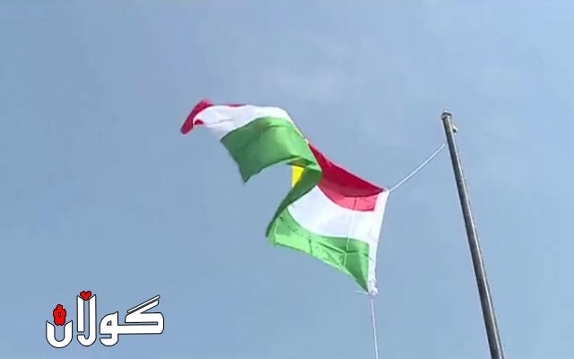  لە بەردەم قایمقامیەتی شارۆچکەی دوبز ئاڵای کوردستان هەڵکرا 