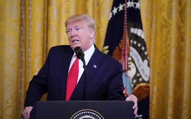 ترەمپ: کاتی هاتووە جیهانی ئیسلامی جارێکی دیکە هەڵە نەکات و دان بە ئیسرائیلدا بنێت