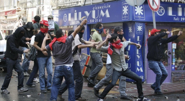 خۆپیشانده‌ران له‌ توركیا به‌ هه‌ڵه‌ هه‌ڵده‌كوتنه‌ سه‌ر كونسوڵخانه‌ى گشتی هۆڵه‌ندا