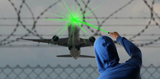  تیشكی لێزەر گەورەترین مەترسییە بۆ سەر فڕۆكە