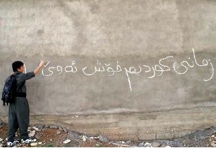 حەسەن رۆحانی بەڵێنیی کردنەوەی وانەی کوردی لە قوتابخانەکانی رۆژهەڵاتی کوردستانی دا