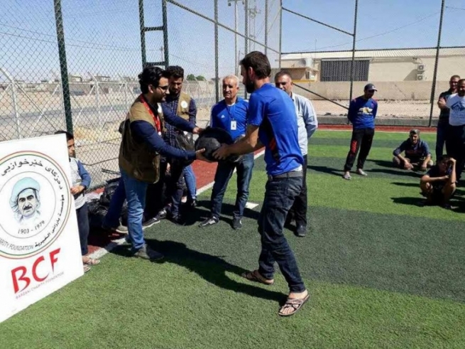  دەزگای خێرخوازیی بارزانی جلوبەرگ و پێداویستیی وەرزشی بۆ پەنابەران دابین دەکات 