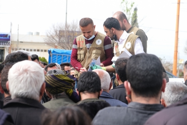 دەزگاى خێرخوازیى بارزانى هاوکاریى خێزانە کەمدەرامەتەکانى هەڵەبجە دەکات