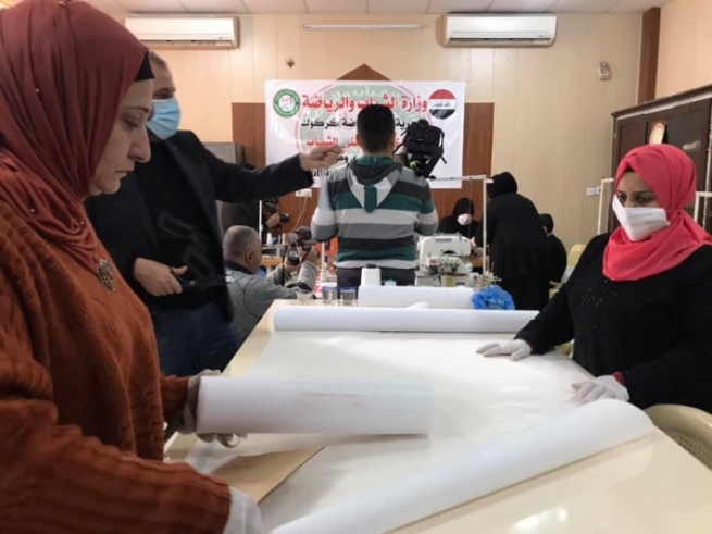 لە كەركووك كۆمەڵێك خۆبەخش دەمامكی پزیشكی بۆ هاووڵاتییان دروست دەكەن