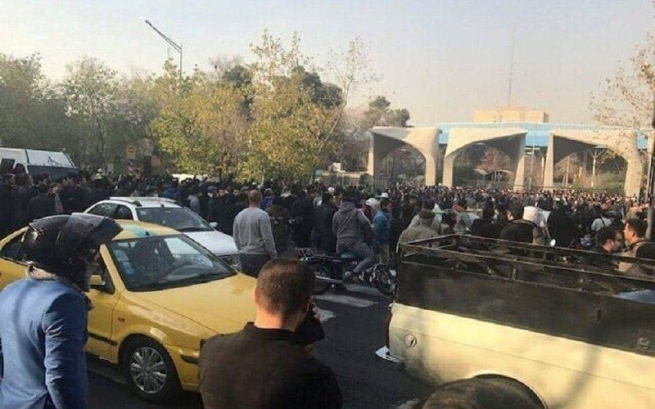 لە خۆپیشاندانەکانی ئێران و رۆژهەڵاتی کوردستان 13 کەس کوژراون