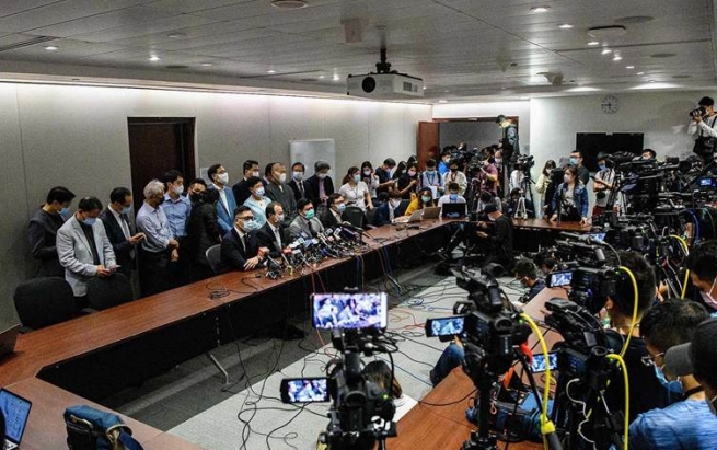 پەرلەمانتارە دیموکراسیخوازەکانی هۆنگ کۆنگ بە کۆمەڵ دەستیان لەکارکێشایەوە