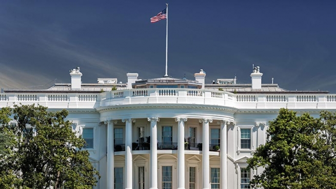 له‌ شه‌و و رۆژێكدا (2) بڕیاری پێچه‌وانه‌ بۆ كامه‌ندانی كۆشكی سپی ده‌رده‌چێت