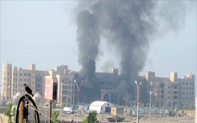 به‌ مووشه‌ك و ئۆتۆمۆبیلى بۆمبڕێژكراو هێرش كرایه‌ سه‌ر باره‌گاى حكوومه‌تی یه‌مه‌ن له‌ شاری عه‌ده‌ن