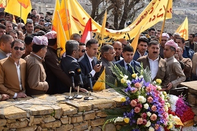 ئەمڕۆ جه‌ماوه‌رى ئاكرێ و به‌رده‌ڕه‌ش سەردانی مەزاری نەمرانیان كرد