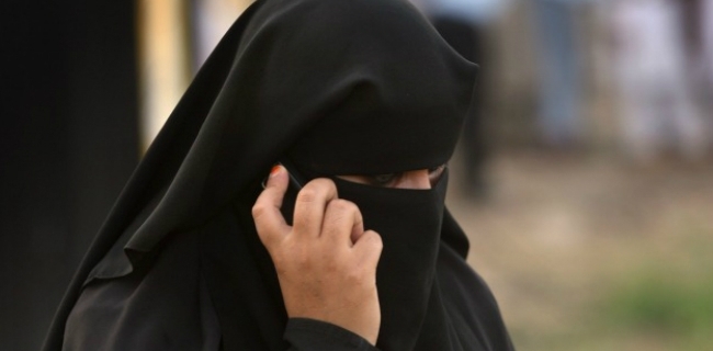  ژنێک لە مووسڵ چەکدارانی داعش هەراسان دەکات 