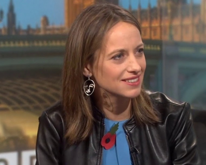 وەزیرێكی بەریتانیا بە پێكەنینەوە باسی مردووە پیرەكانی كۆرۆنا دەكات