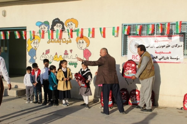 دەزگای خێرخوازیی بارزانی پێداویستیی خوێندن بۆ 150 قوتابیی ئاوارەی خورماتوو دابین دەکات 