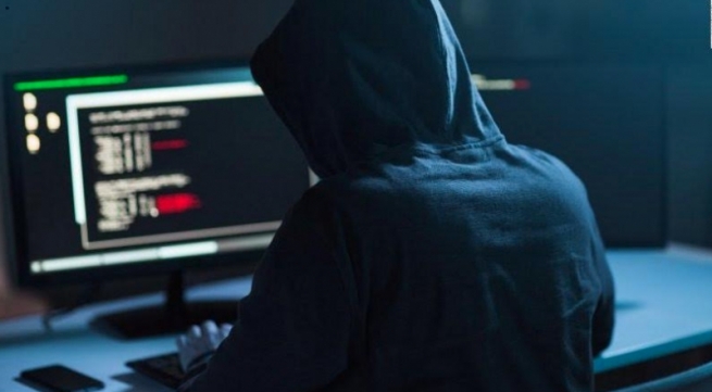  ئه‌و هاككه‌ره‌ی ئینتەرنێتی وڵاتێكی په‌كخست سزا درا 