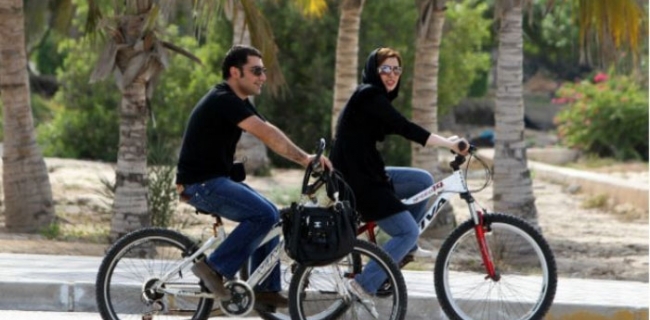  خامنەیی: پاسکیلسواریی ژنان لە شوێنە گشتییەكان حەرامە 