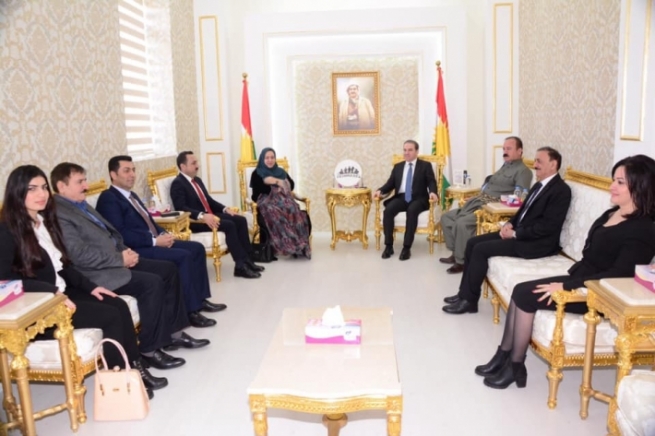 فڕۆکەیەک لە گەڕەکێکی مۆمبای کەوتە خوارەوە