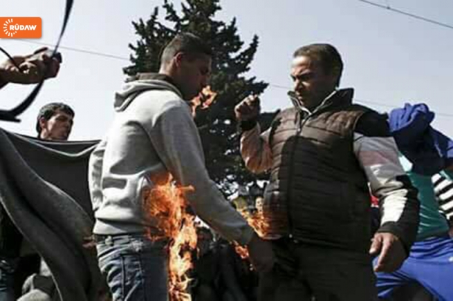   دوو كۆچبەری كورد خۆیان سووتاند 