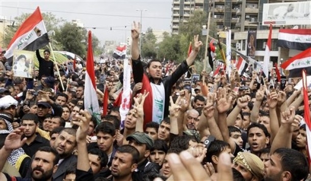  	 پاش هەڕەشەی موقتەدا سەدر، خۆپیشاندەران دەوری وەزراتەکانیان گرتووە 