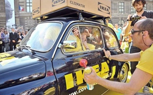 (14) كەس لەناو ئوتۆمبێلێكی بچووك