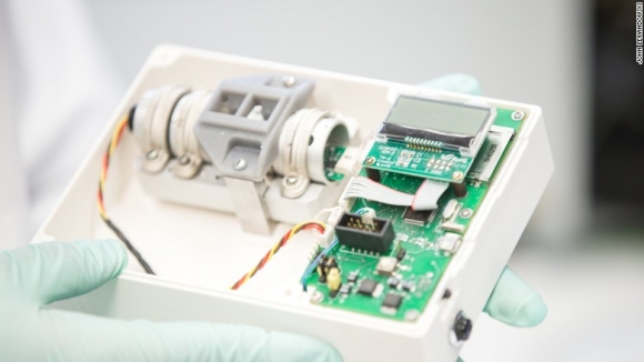 ئەم ئامێرە ئەتوانێ لە ماوەی پێنج سانیەدا تاشخیسی ناخۆسی مەلاریا بکا .