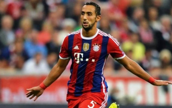 خانمە پیرەکە چاوی لەسەر بن عەتیەیە