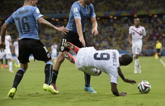 ئۆرگوای خاوەنی یەكەم كارتی سووری جامی جیهانی 2014-ەیە