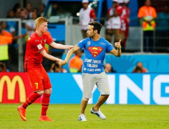 هاندەرێك هاتە نێو یاریگەی یارییەكەی ئەمەریكا و بەلژیكا