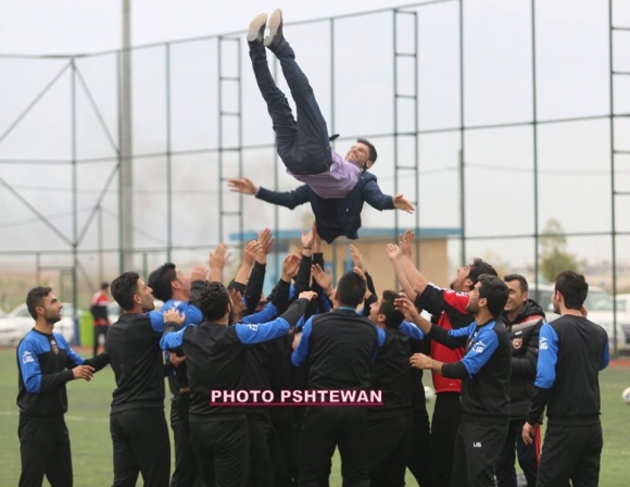 یاریزانێكی پێشمەرگەی هەولێر ماڵئاوایی لە یانەكەی دەكات