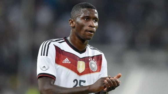 گواردیۆلا واز لە یاریزانان ناھێنێت