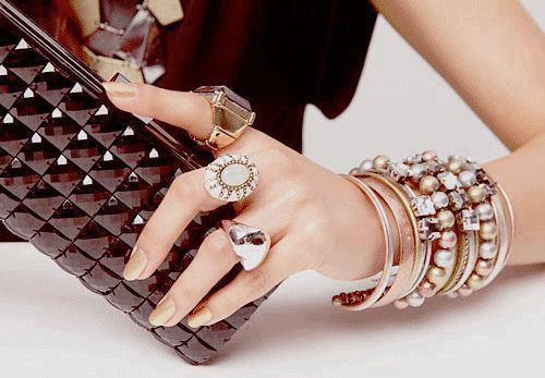 رەنگی زەرد و زێڕین بۆ ئەڵقەی پەنجە