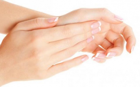 چوار پێکهاتە پێستی دەست لە وشکبوونەوە و قڵیشان دەپارێزێت