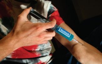 ئایا تۆ ئاڵودەی فەیسبووکی ؟ چۆن دەزانی ئاڵودەی بوویت؟