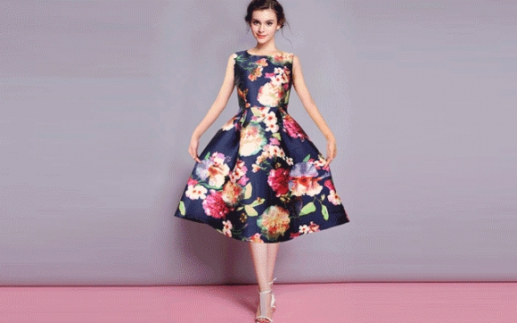 جلی رەنگاورەنگ و نەخشدار بپۆشە