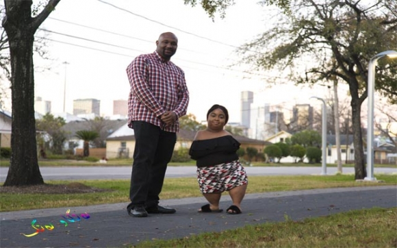 هەردوو دەستی نییە و هاوسەرگیریشی كردووە