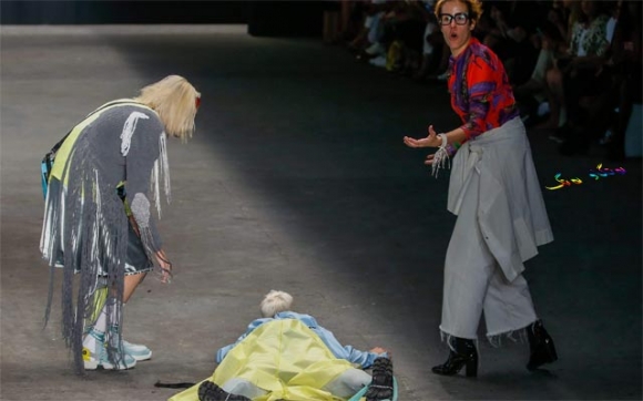 مردنە سەیرەكەی نمایشكارێكی جلوبەرگ