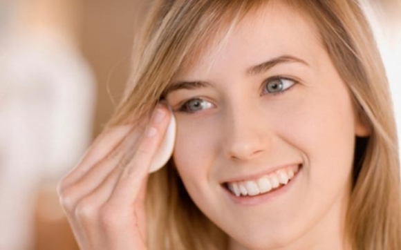 ماسکێک بۆ لابردنی هەڵئاوسانی دەموچاوت لە بەیانیاندا