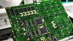 سندوقی ره‌ش بۆ ئۆتۆمبێل داده‌ندرێت