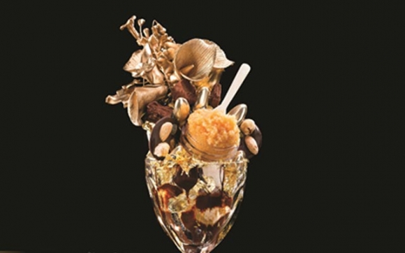 ئایسكرێم و كێك و شیكۆڵاتە بە زێڕ