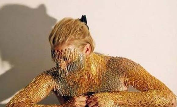 ئافرەتی بە  قولابەوە!