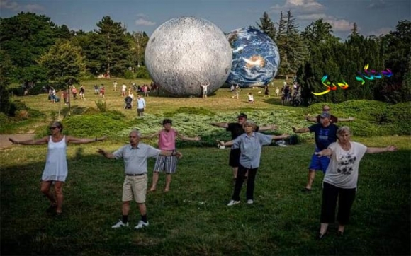 بینینی مانگ و خۆر بە راستەقینە