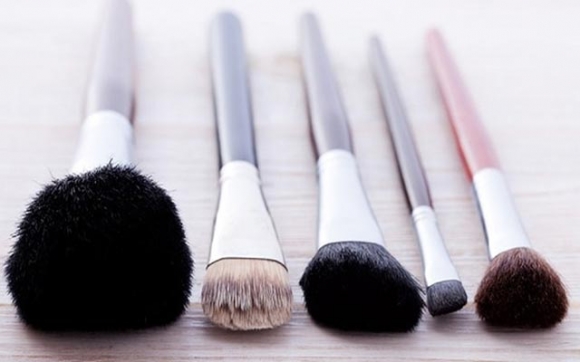 کەلوپەلەکانی ماکیاژت بە باشترین ڕێگا پاکبکەرەوە