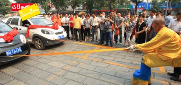 بەدوو پەنجە (2) ئوتۆمبێل رادەكێشێت !