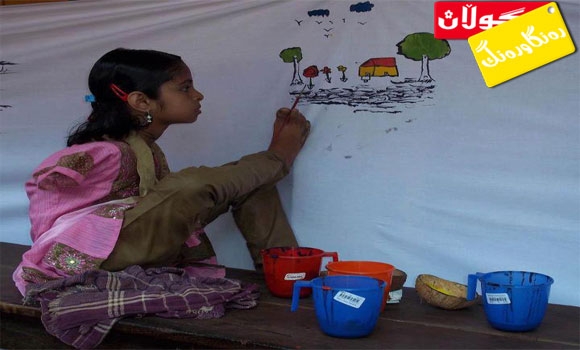 كچێك بە قاچ وێنە دەكێشێت !