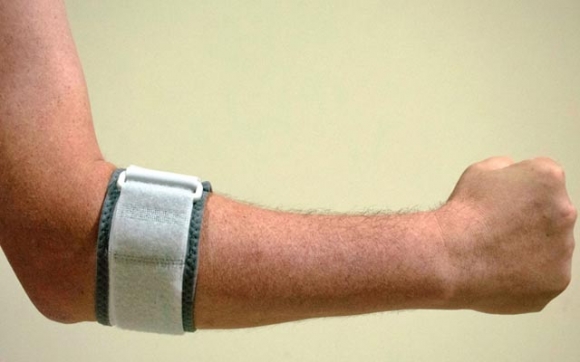 ئازاری باسك و مەچەك  لە یاریی تێنسی سەر زەوی