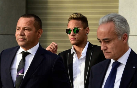 باوکی نێیمار بە نیازە کوڕەکەی بەرەو یانەی پاریس سان جێرمان ببات