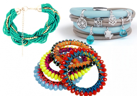 بازنی باریك و رەنگاوڕەنگ دەست و مەچەك رازاوەتر دەكات