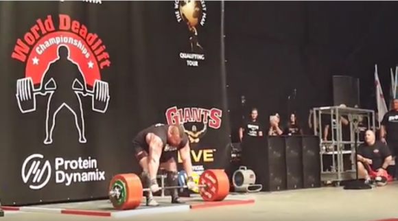 بۆیەکەمجار پیاوێک ٥٠٠ کیلۆ بەرز دەکاتەوە