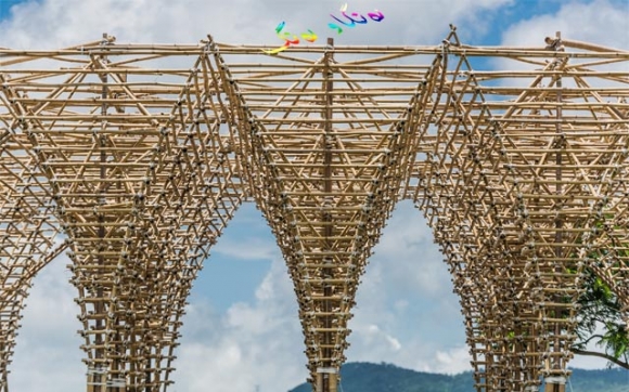 پردێكی زەبەلاح لە دار